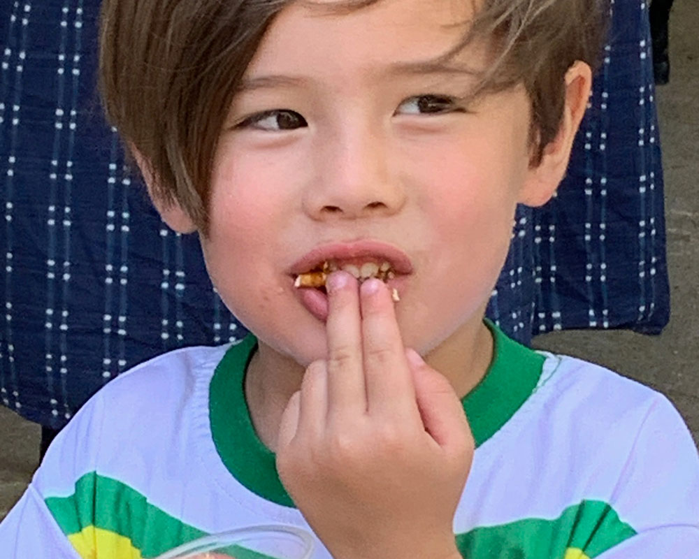Lemonade Lull 2025. Eating pretzels