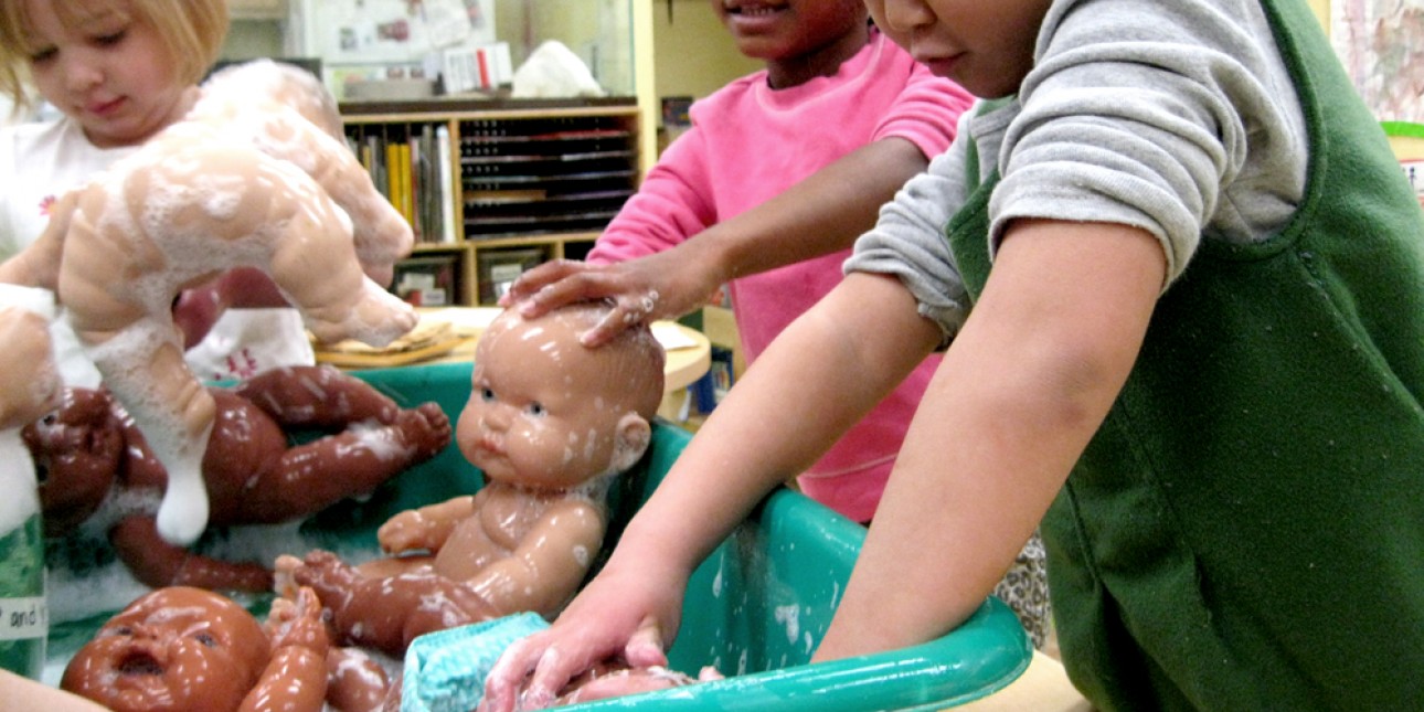 PIC preschoolers washing doll babies